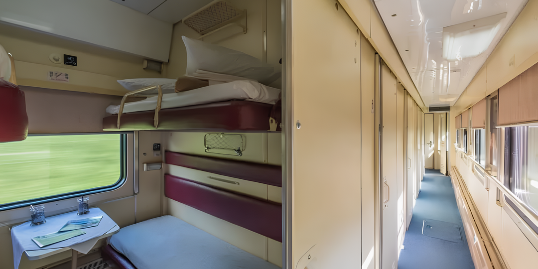 Я ехала одна в поезде. Ночью услышала детский плач в запертом купе - и узнала, на что способны «родители года»