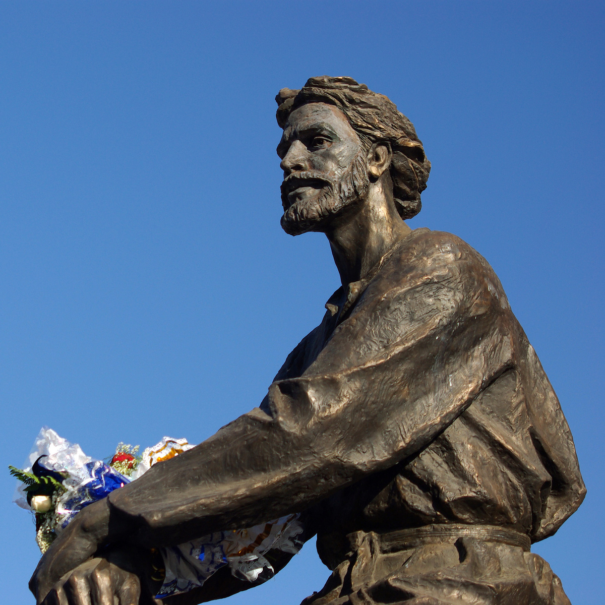 Памятник основателю города Якутска казаку Петру Ивановичу Бекетову в Якутске. Фрагмент. Источник: livingheritage.ru