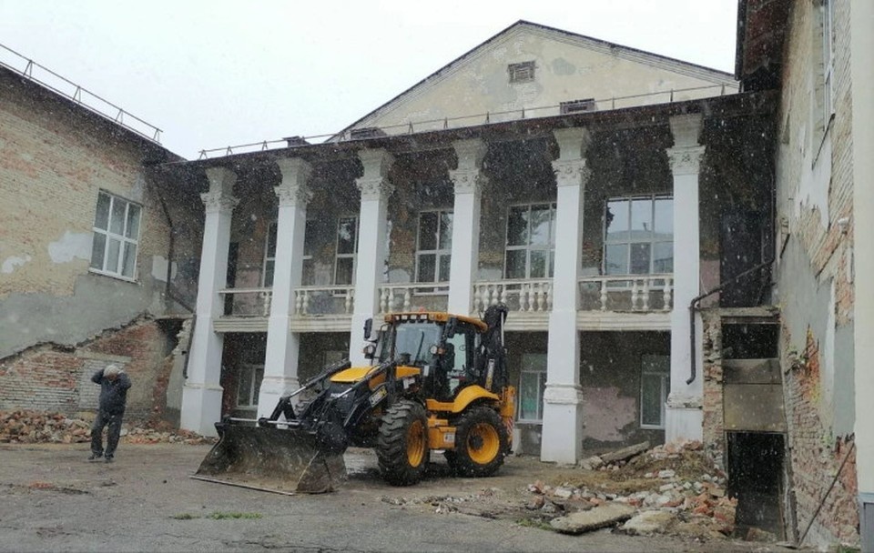    Всего же на ремонт заднего фасада «Строителя» выделили 4,6 млн рублей. Фото администрация Ульяновска