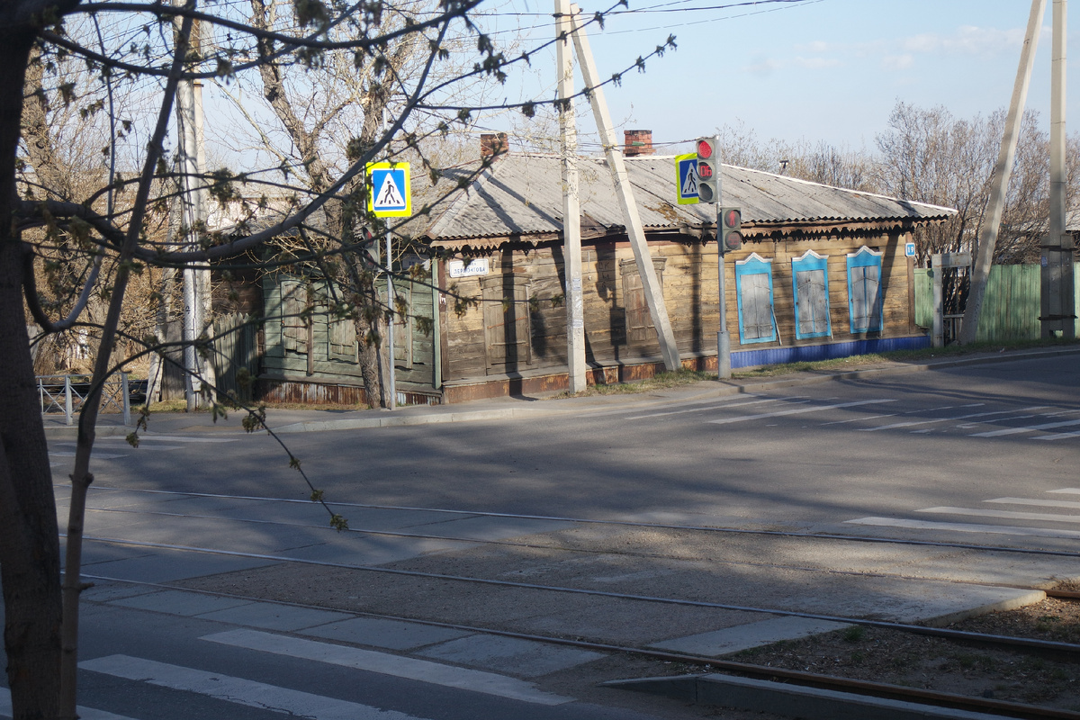 перешла дорогу и оглянулась на дом номер 19