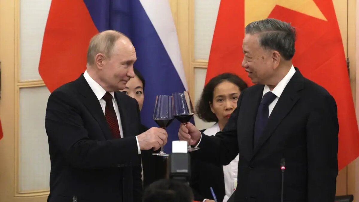    Владимир Путин и То Лам