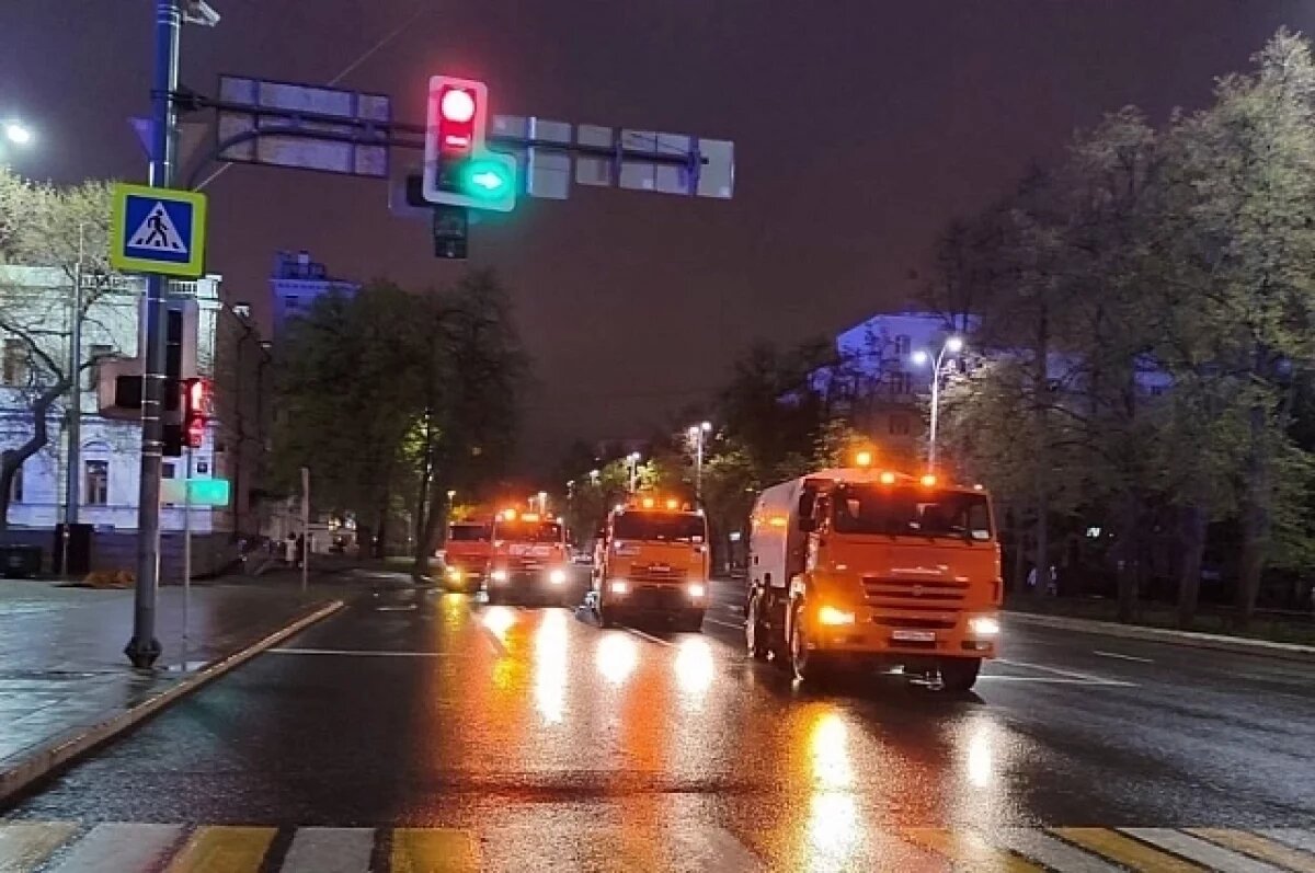    Коммунальщики оперативно убрали Екатеринбург после празднования Дня Победы