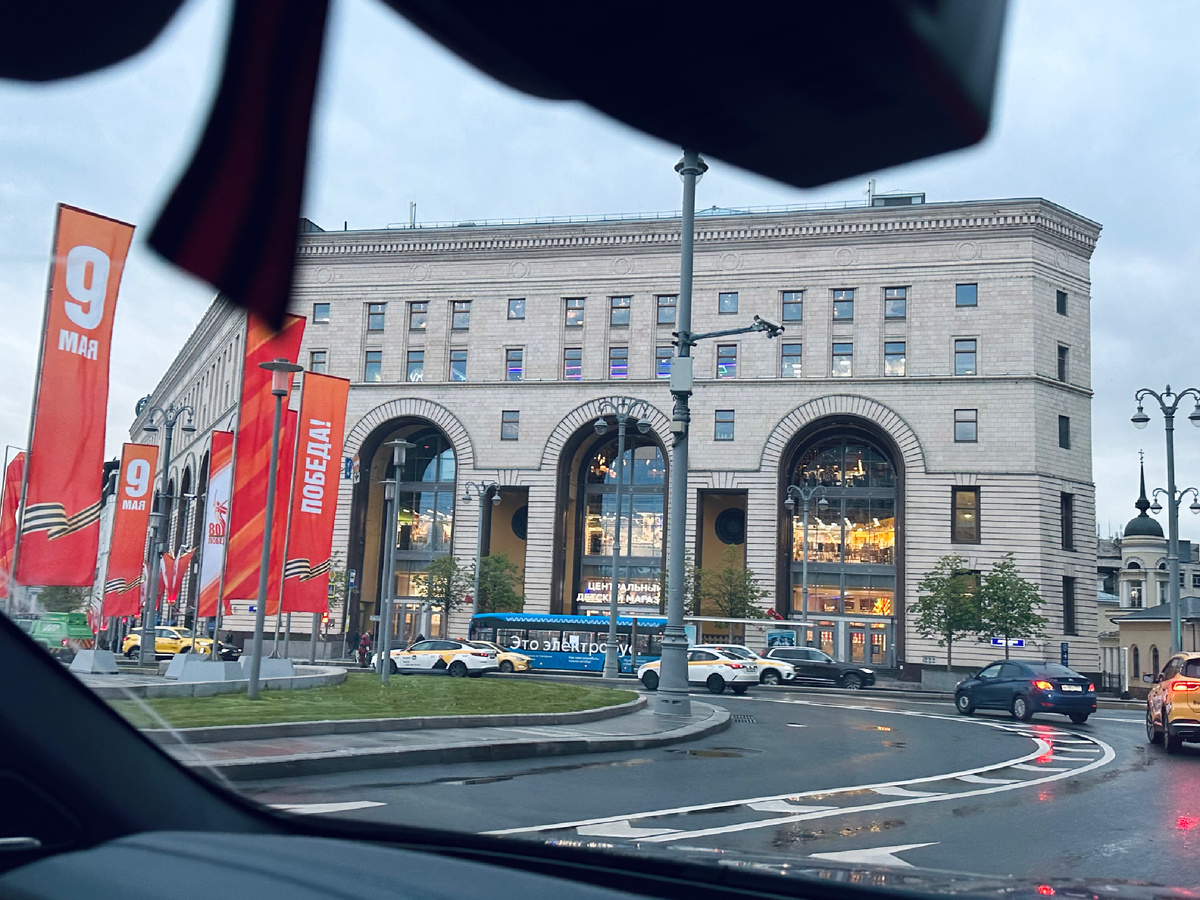 Москва становится особенно торжественной и нарядной в начале мая.