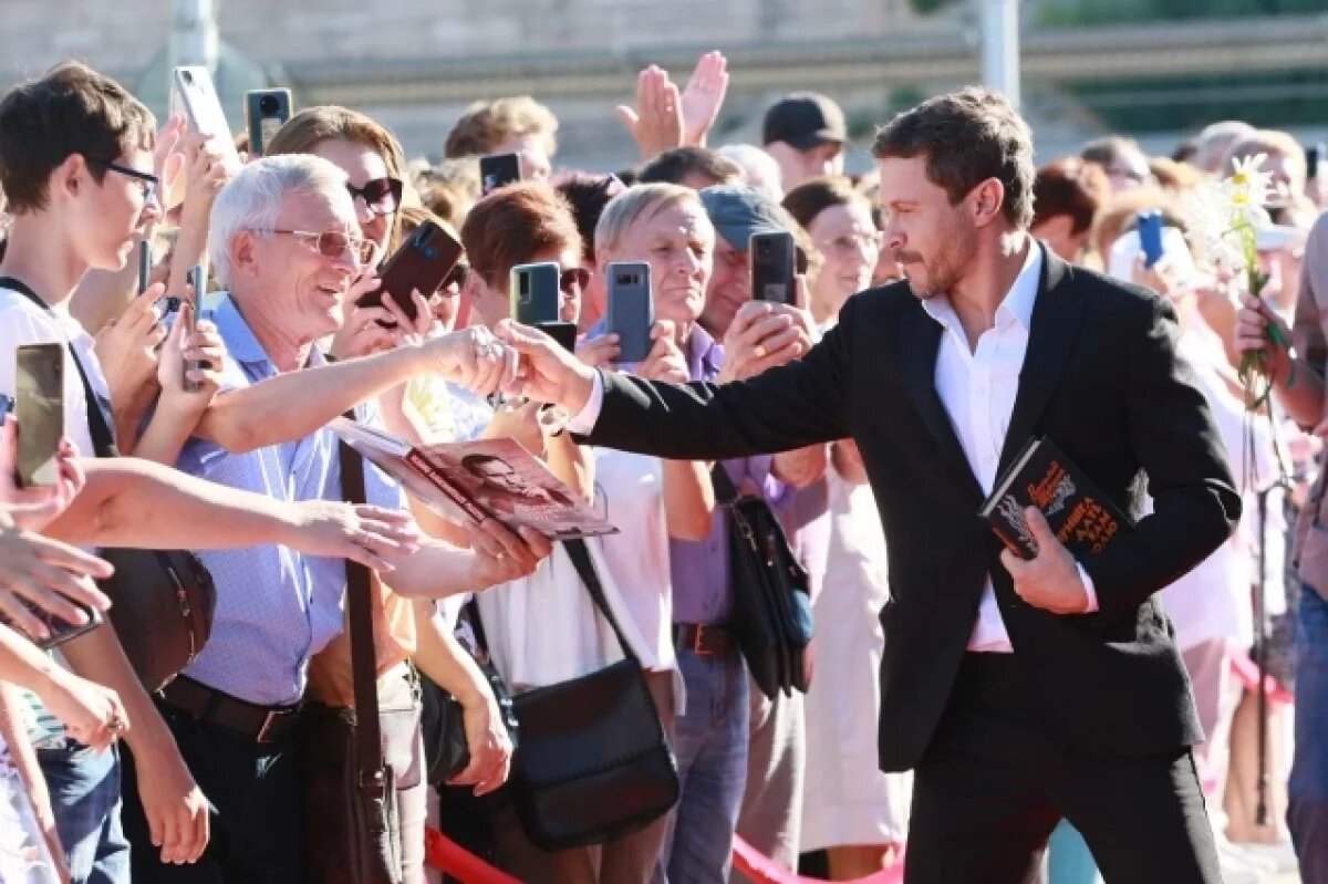    Звезда экрана Павел Деревянко отпраздновал День Победы в Таганроге