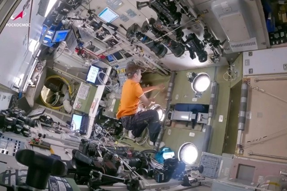 Кирилл Песков устанавливает оборудование для съемки Земли в СМ «Звезда». Фото: Роскосмос
