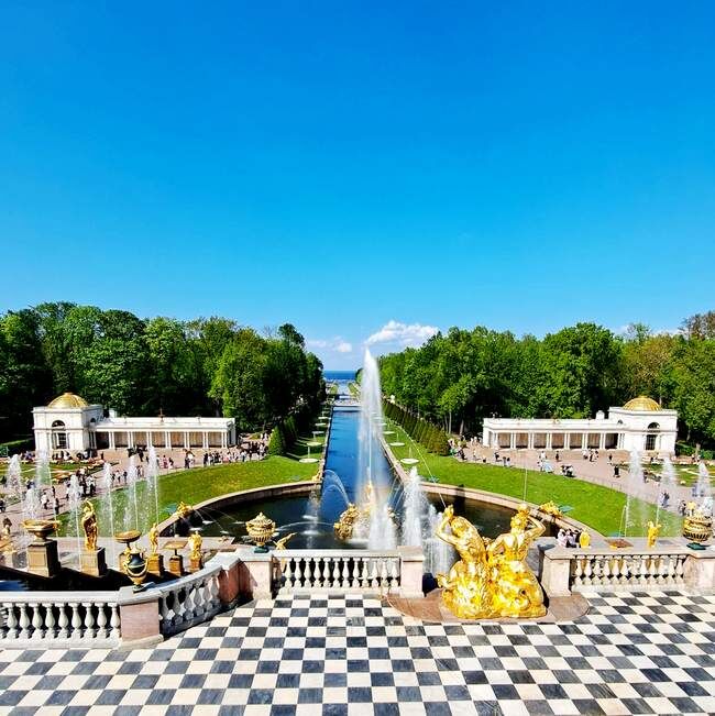 Вид с верней террасы на Воронихнские колоннады /фото из личного архива, 2021/