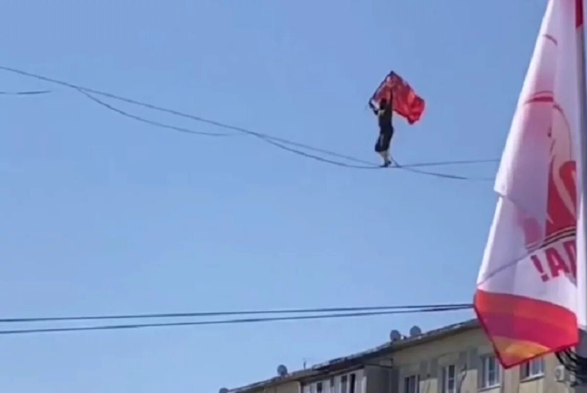    Канатоходец пронёс Знамя Победы по канату у памятника лётчику в Махачкале