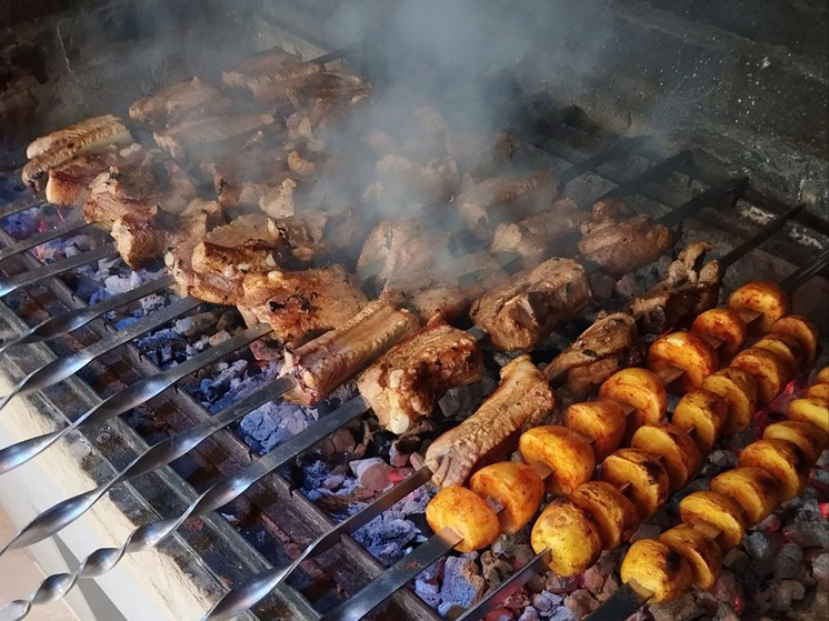     Шашлык из хорошего мяса не может стоить дешево. Фото: Архив МК в Великом Новгороде