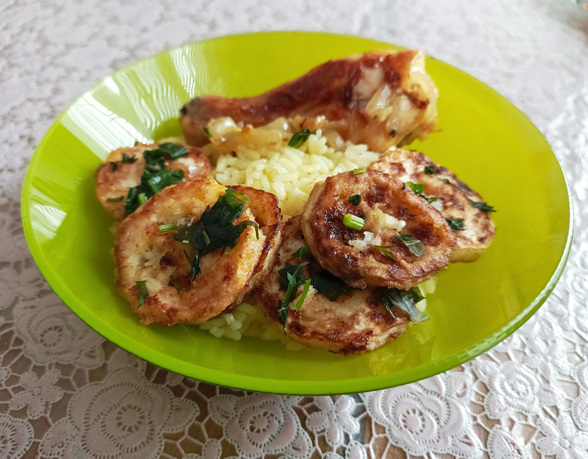 Рис с кабачками и запечёнными голенями.