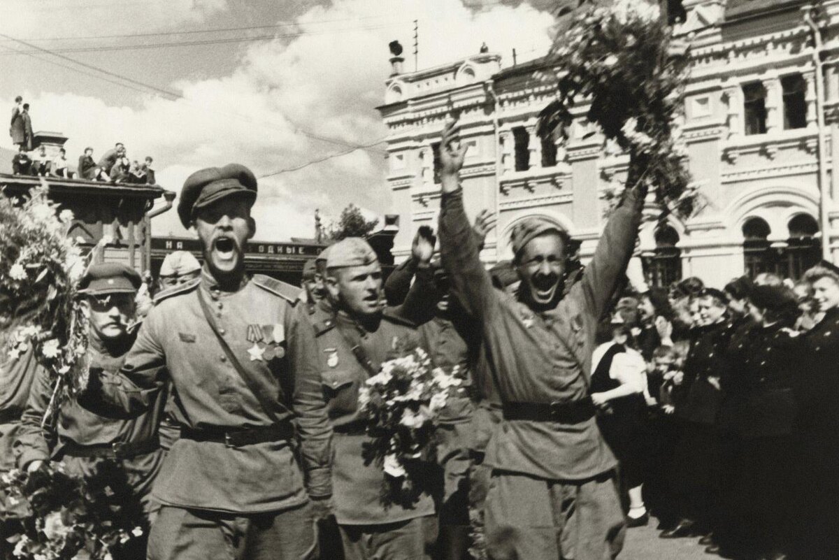 Михаил Грачёв. "В Москву с Победой!" 1945 год. Серебряно-желатиновый отпечаток. Частное собрание. Пресс-служба МАММ 