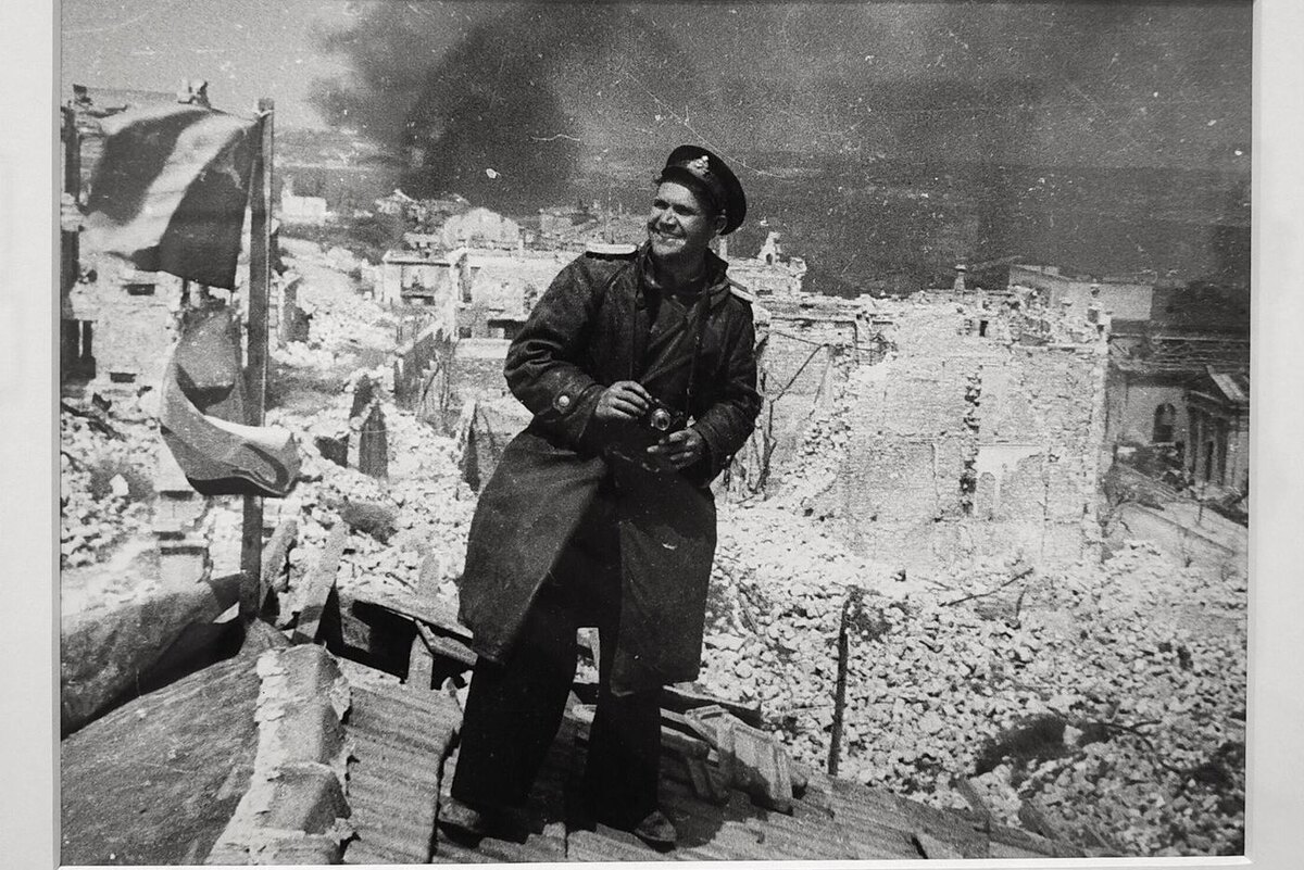 Неизвестный автор. Портрет Евгения Халдея. Севастополь. 1944 год. Серебряно-желатиновый отпечаток. Собрание МАММ.  МАММ 