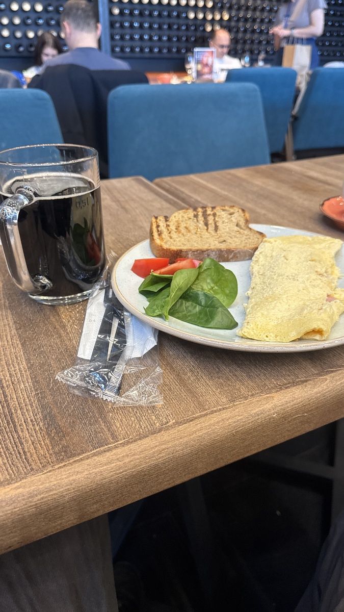 Завтрак был очень вкусный, я взял омлет с ветчиной.