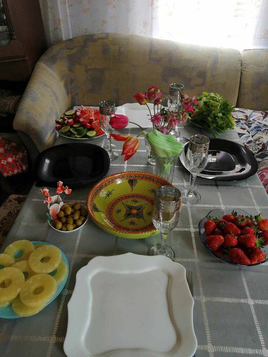 Накрываю стол.