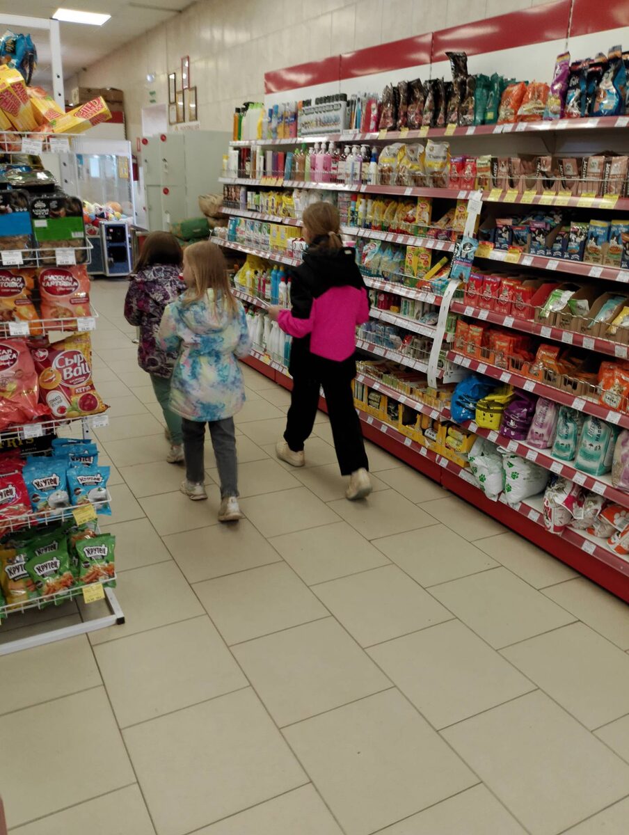 Это шутка, конечно, это не тарелочницы. Фото из сельского магазина: мама дала старшей карточку ,а младшая выпросила бутылку газировки цвета синьки. Старшая предупредила: "Ты же не будешь это пить". - "Посему?",- спросила мелкая. - "Потому",- ответила старшенькая.