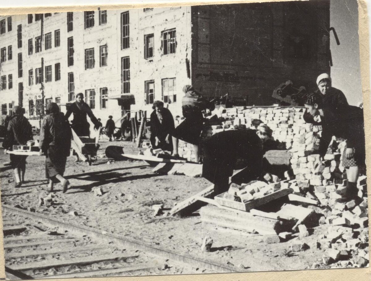 Прямо над грудой кирпичей можно разглядеть надпись. Фото из собрания ВОКМ, оригинал - https://goskatalog.ru/portal/#/collections?id=27008587