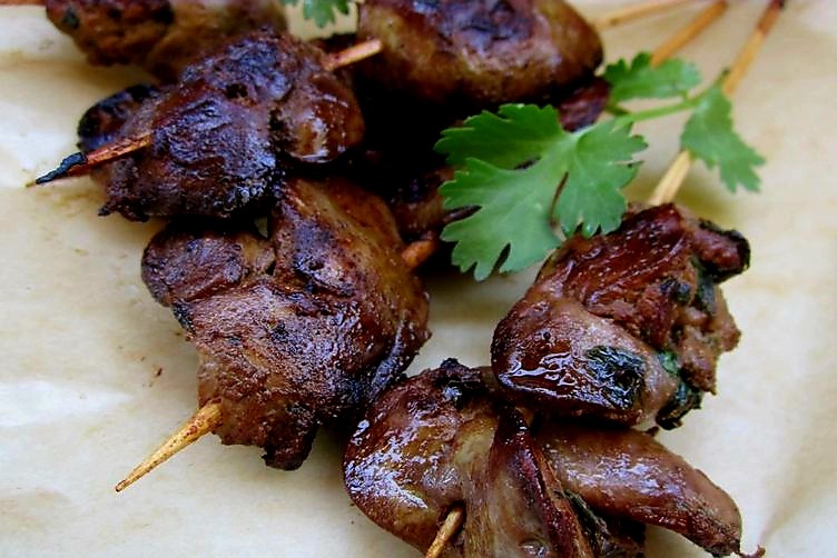 Предварительно замачивать печень не нужно ни в воде, ни в молоке, нежнее от этого она не станет, поэтому сразу приступаем к маринаду.