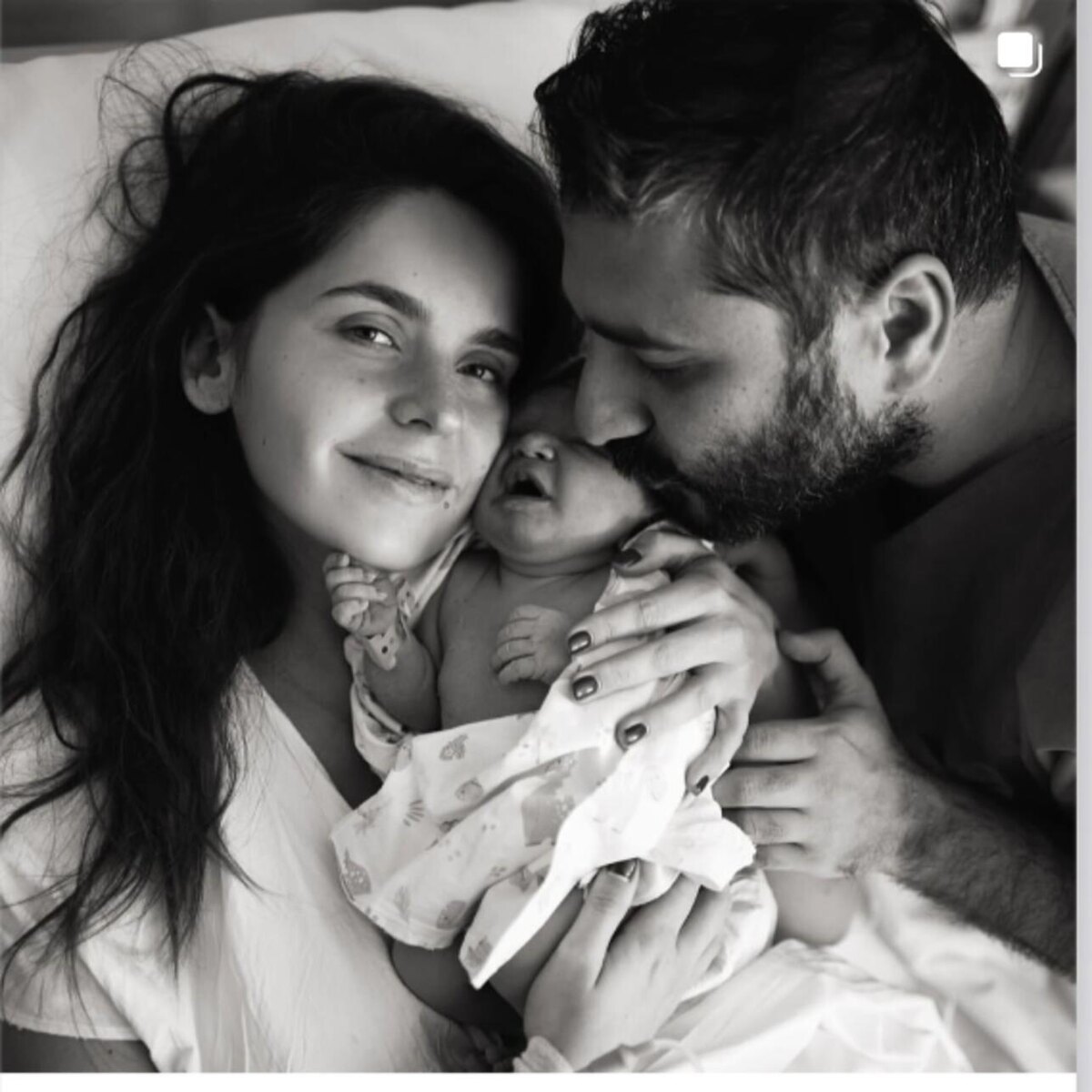    Лиза Моряк и Сарик Андреасян с новорожденной дочерью Шарлиз. соцсети