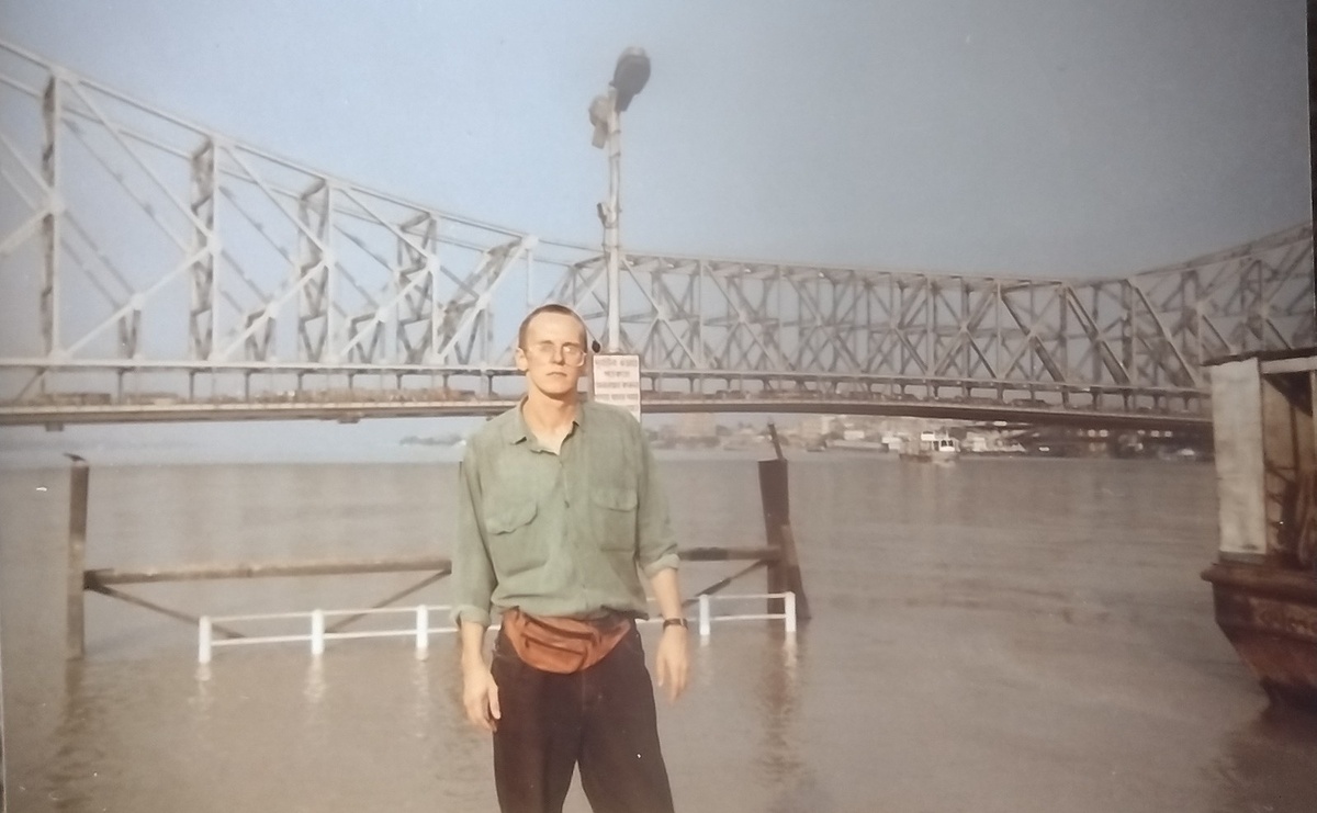 Вова на Ганге у моста Ховрах. Наш внешний  облик очень соответствовал облику ,, духовных искателей"🙂. Денег не хватало, чтобы нормально поесть, экономили каждую рупию