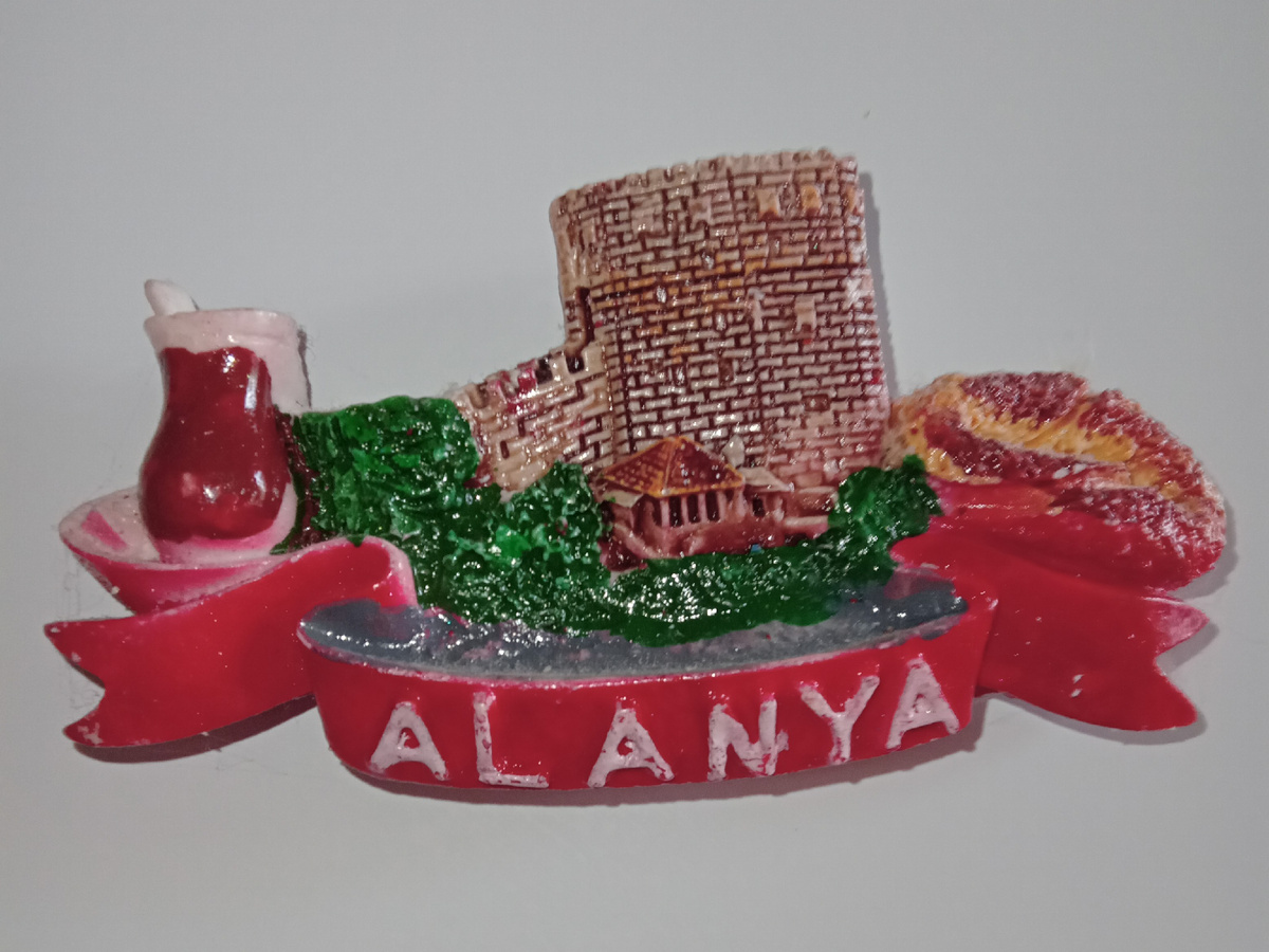 Красная башня- архитектурная достопримечательность Аланьи, традиционный тюльпанообразный стаканчик с турецким чаем, симит - популярная в Турции выпечка... - такой магнит с узнаваемыми символами, напоминающими об отдыхе на Средиземноморье, украшает холодильник в квартире моих родителей. Есть ещё несколько магнитов на память.