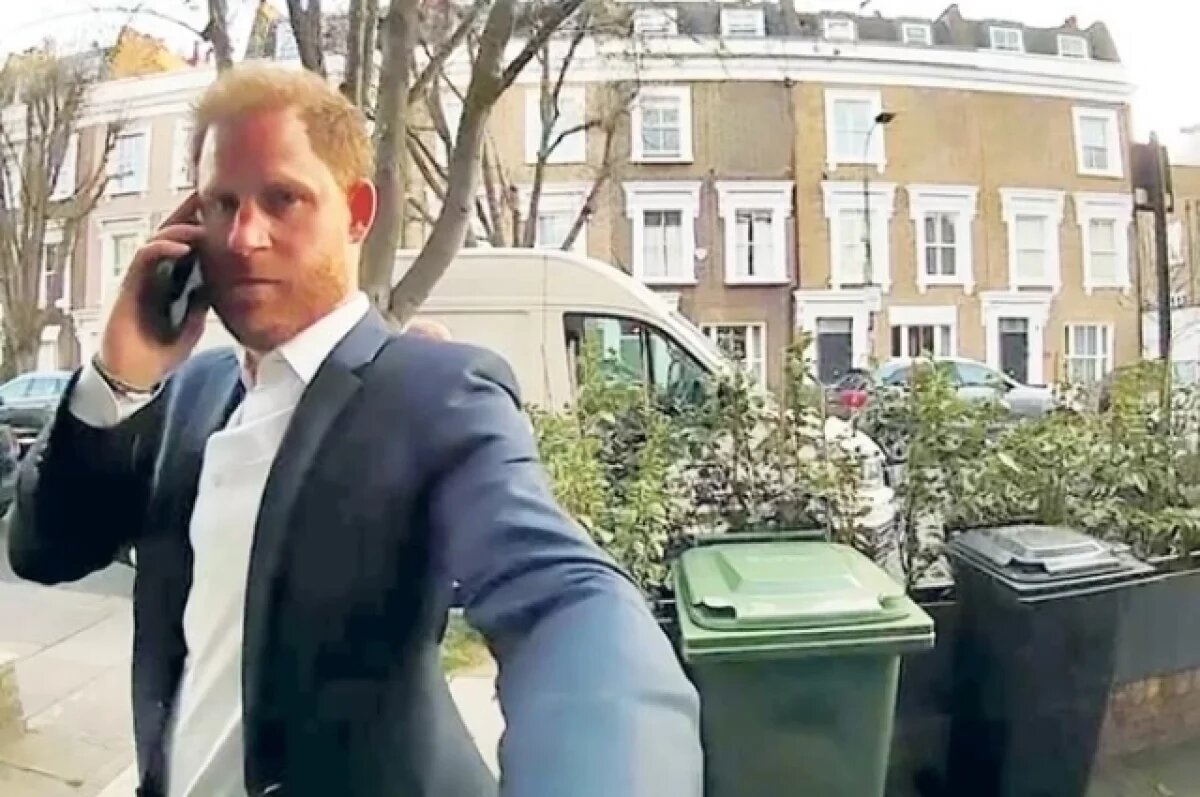    Принц Гарри трижды попытался зайти не в ту дверь и попал на видео