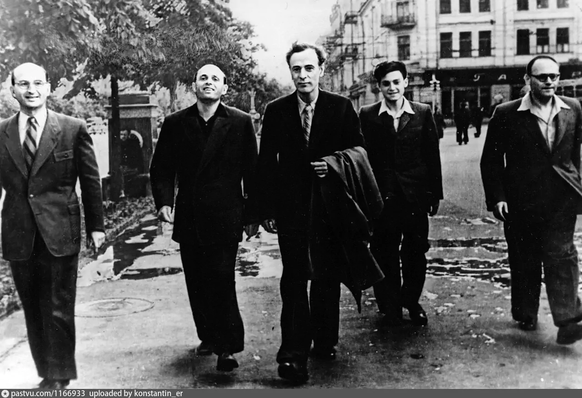 Академик Ландау с учениками на Крещатике. Фото из свободного интернета.