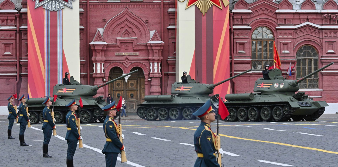 Советские танки Т-34 в Москве во время военного парада в честь Дня Победы над нацистской Германией. © Илья Питалев/Фото агентство R