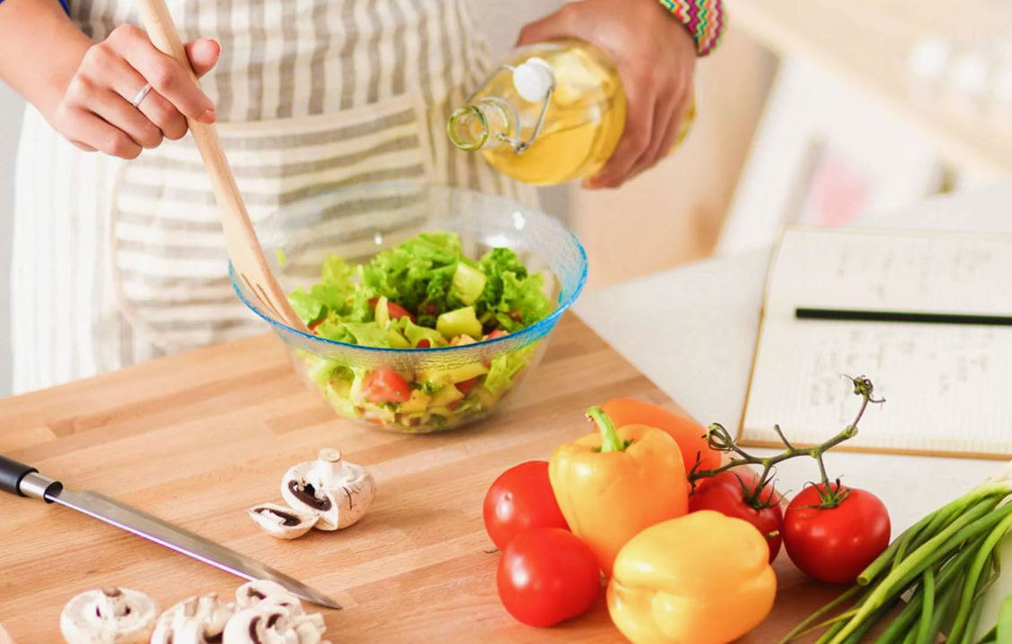 Приготовления салата. Источник фото food.inmyroom.ru