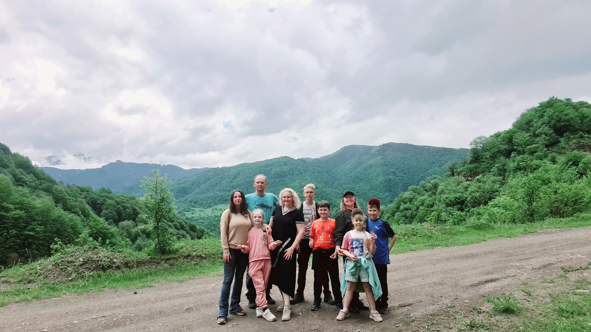 Наша компания: средний брат с женой и двумя сыновьями, жена младшего брата с дочерью и я с сыном и дочкой.