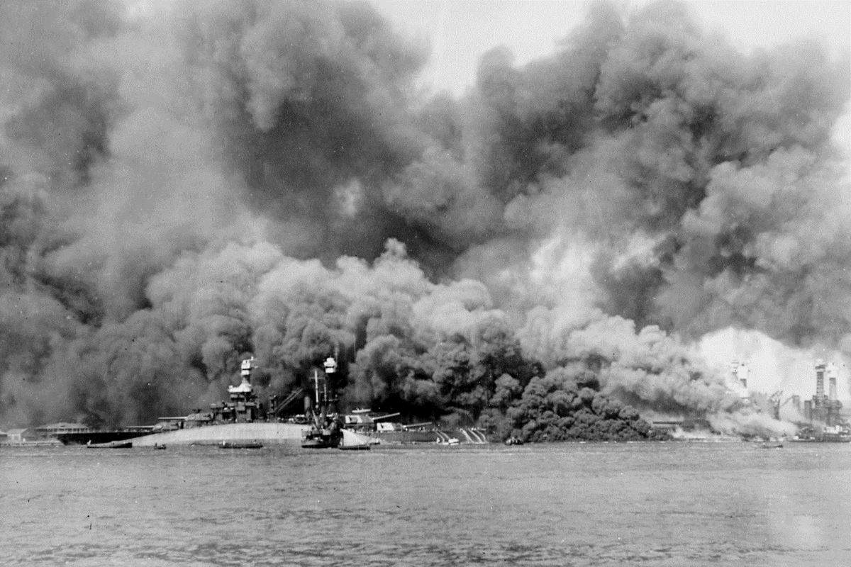 «Линкорный ряд» после атаки: перевернутая «Оклахома» на переднем плане, справа горят «Мэриленд» и «Вест Вирджиния».