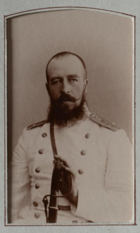 Штабс-капитан роты Его Величества 12-го гренадерского Астраханского Императора Александра III полка Николай Александрович Маныкин-Невструев в летнем кителе, с шашкой офицерской обр. 1881 г. Неизвестный фотограф, ок. 1906 г. Ссылка: https://blog.mediashm.ru/?p=11672 Штабс-капитан 12-го гренадерского Астраханского Императора Александра III полка  Маныкин-Невструев Николай Александрович (10.11.1869 - 1920?) - офицер, знаменитый русский композитор и поэт. https://catalog.shm.ru/entity/OBJECT/5774026?page=14&query=12-й%20гренадерский%20Астраханский%20полк&index=660  Автор слов известной песни "Баллада о шуте". Она хорошо известна уже многим поколениям. Грустная история шута, полюбившего жестокую королеву и казненного за такую дерзость, исполняется на все лады и совершенно по-разному: и в манере трогательного лирического любовного романса, и шутливо-игриво, и кто как пожелает. https://cyclowiki.org/wiki/Баллада_о_шуте_(песня) «Баллада о шуте» — очень известная песня, исполняемая в различных вариантах, хотя у нее есть авторы-
стихи — Н. Маныкин-Невструев (1869 — год смерти неизвестен)
музыка — П. Болдырев (о композиторе неизвестно ничего). https://vk.com/wall-202498995_11944