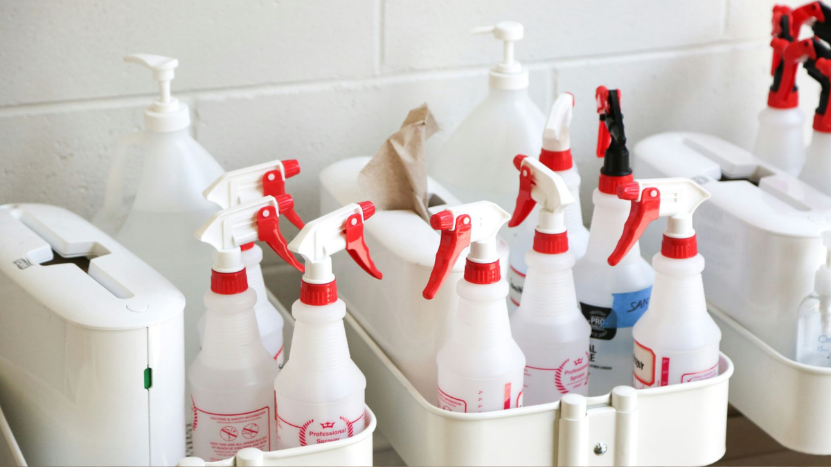 Чем заменить дорогую бытовую химию: 5 натуральных альтернатив, которые превратят уборку в выгодное приключение