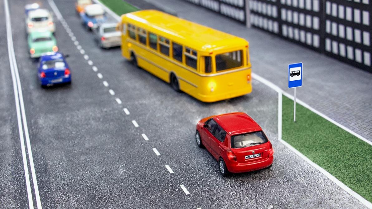 Большинство водителей помнят из автошколы: автобусы, отъезжающие от остановки, имеют приоритет. Но на практике возникает путаница. Кого пропускать — только маршрутки или все виды автобусов?
