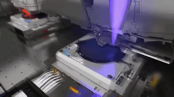 Работа фотолитографического сканера компании ASML (GIF видео).