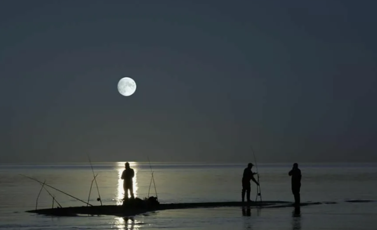 Полнолунье на рыбалке. Источник фото ru.pinterest.com