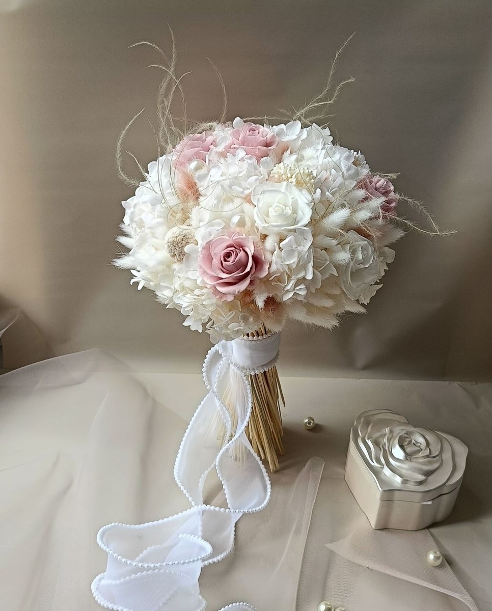 Букет из моей мастерской. Собран из сухоцветов и стабилизированных цветов. 