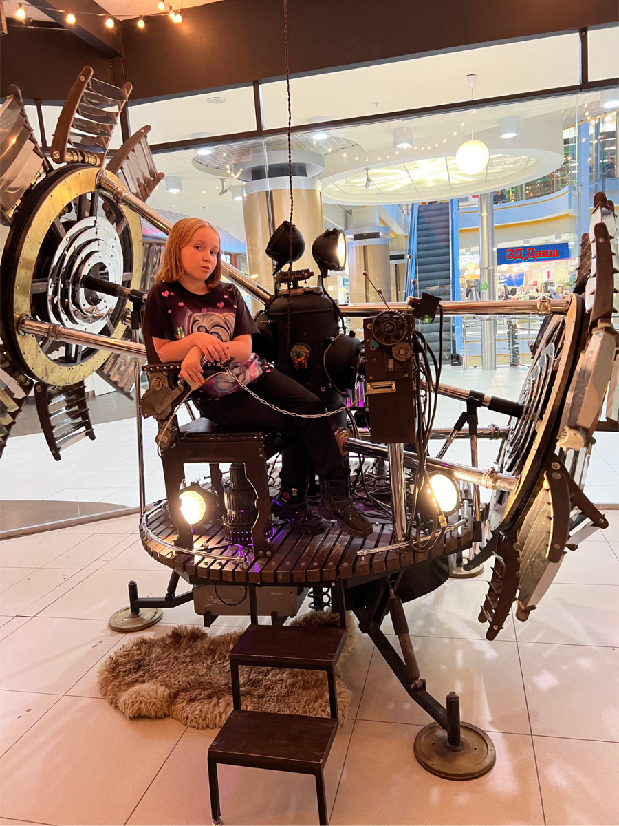 Сценарий для ролика очень важен. Также важны и декорации.