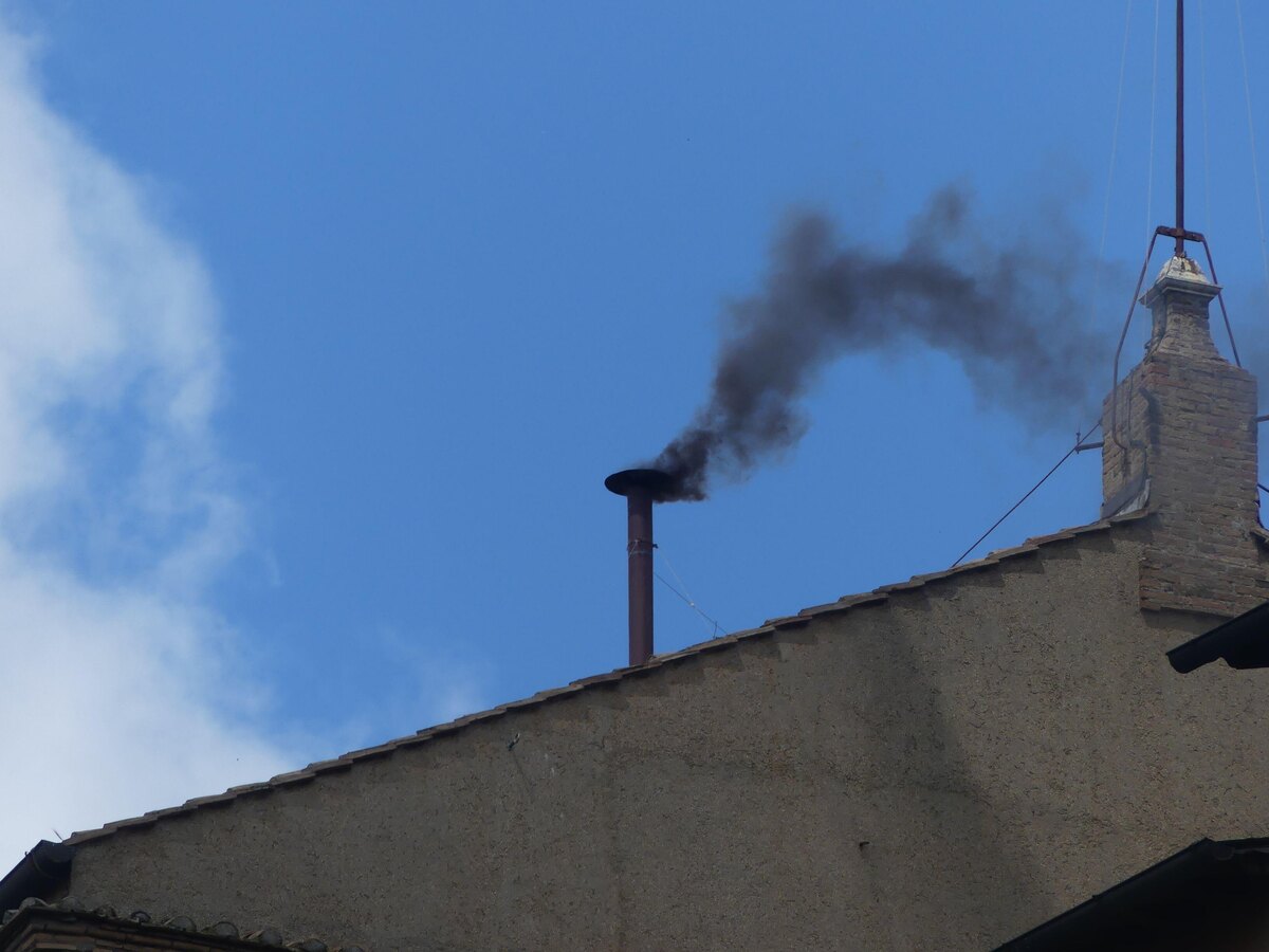    Для создания черного дыма, который исходил из трубы Сикстинской капеллы, использовалась смесь перхлората калия, антрацена и серы. Фото от 8 мая 2025 года: черный дым показывает, что на площади Святого Петра еще не выбрали Папу Римского.Legion-Media