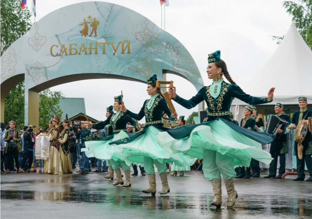 Из Казани привезла такие мега модные тапочки национальные и не так много в них ходила и мне про них все говорили, что они как будто из музея, что им только стоять позировать, чтобы на них все любовались😄💃🤓✨️