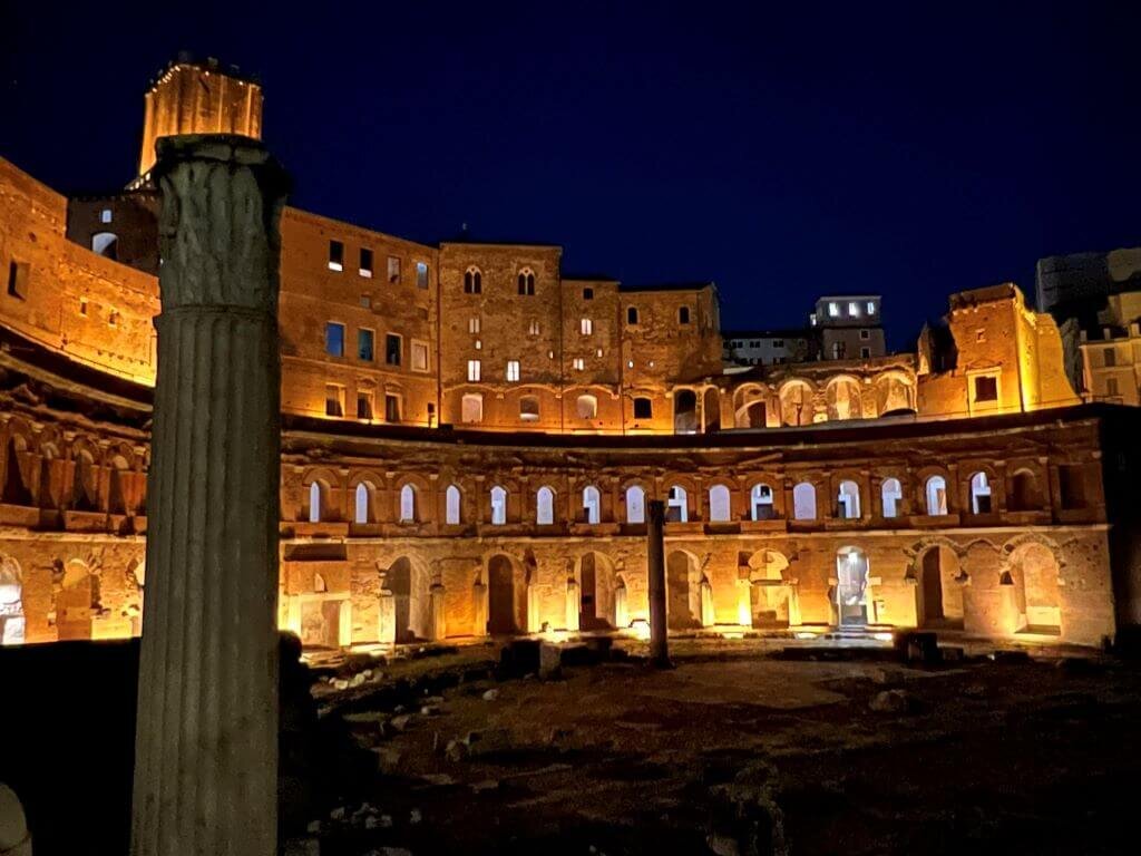 *Рынок Траяна в ночное время.*