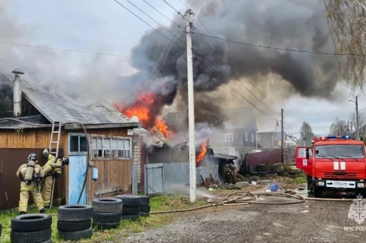    С бани огонь перекинулся на кровлю жилого дома.