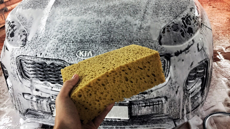 Почему полезно мыть машину мягкой губкой и зачем это нужно делать