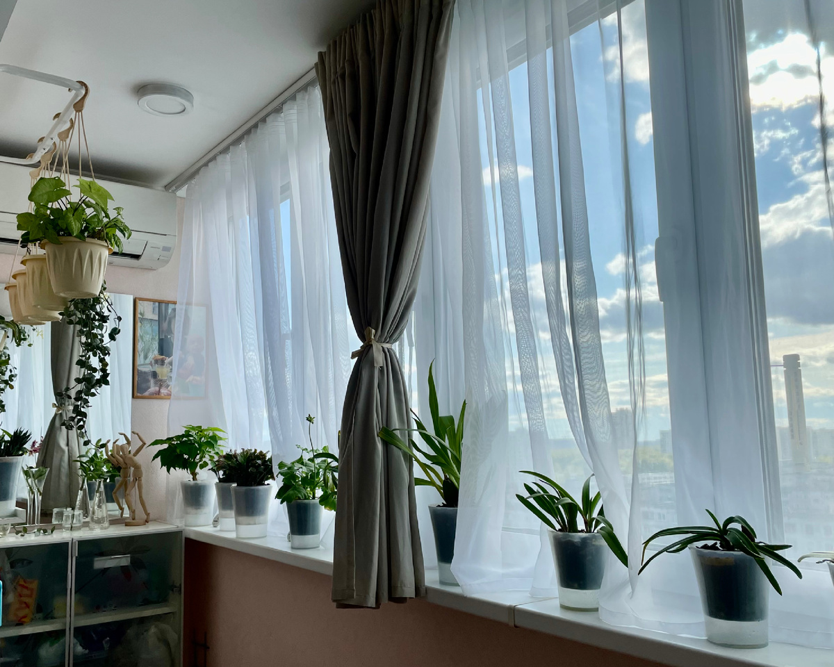 На лоджии слева