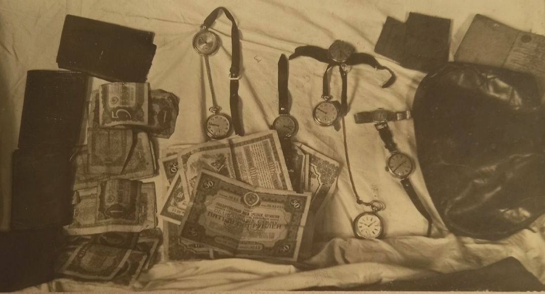 Вещи, изъятые у преступников. Фото взято из открытых источников. 