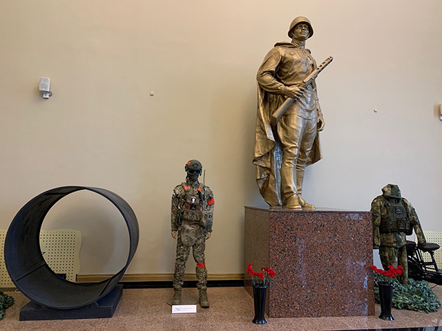    Скульптуру Сталина после его смерти заменили на воина. Она здесь стоит до сих пор