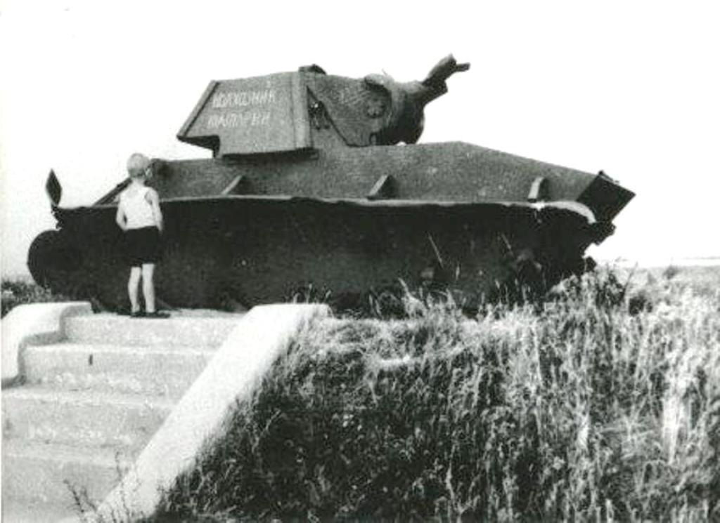 Танк "Колхозник Татарии" над могилой танкистов