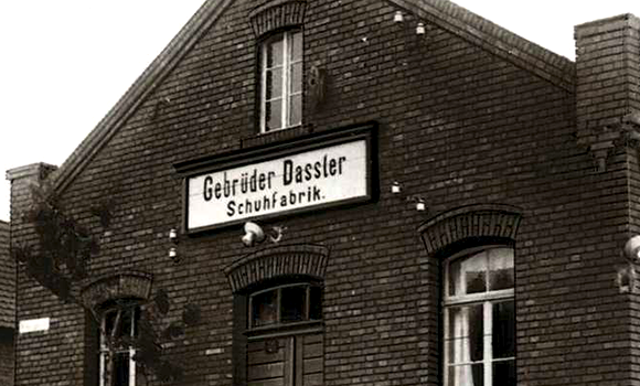 Первая фабрика братьев Дасслеров в Херцогенаурахе.
