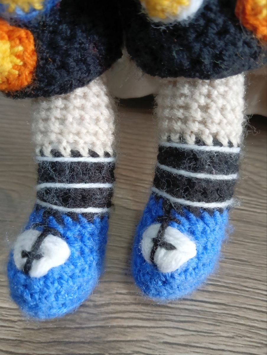 Вышивка на ногах Лучика 