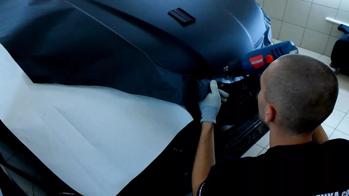 Нанесение карбонового полотна требует аккуратности — пузыри испортят внешний вид.