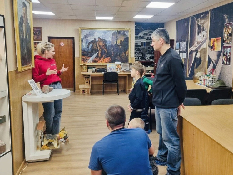     гости смогли узнать много нового и интересного о работе пожарных. фото: пресс-служба Министерства региональной безопасности Мурманской области.