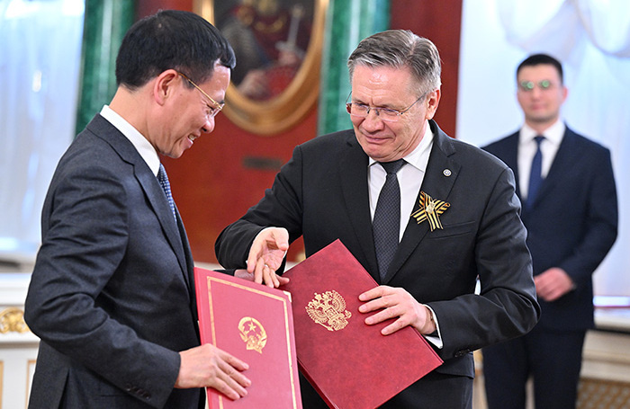    Церемония подписания документов по итогам встречи Владимира Путина и лидера Вьетнама То Лама. Справа — генеральный директор госкорпорации «Росатом» Алексей Лихачев.Станислав Красильников/Фотохост-агентство РИА Новости